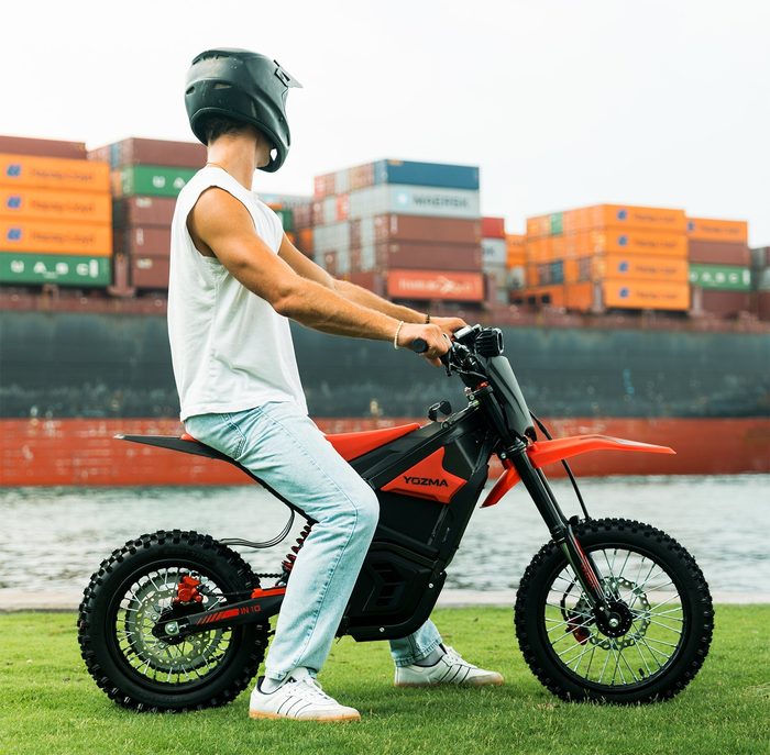 Rider cu Yozma IN 10 lângă port