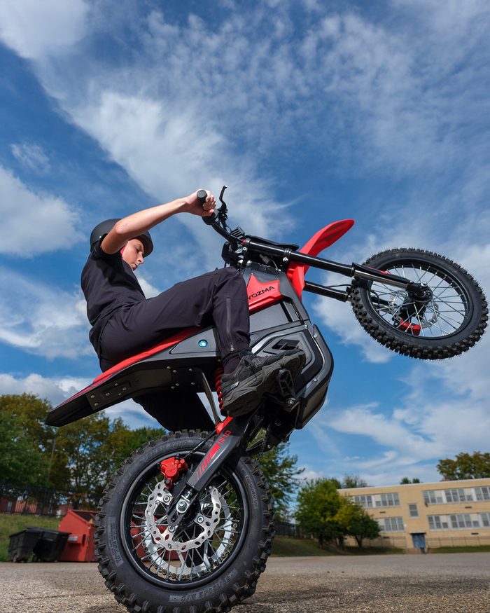 Rider Yozma IN 10 făcând wheelie